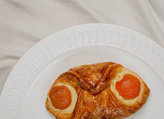 L'abricotine, feuilleté, crème pâtissière aux abricots et oreillons d'abricot